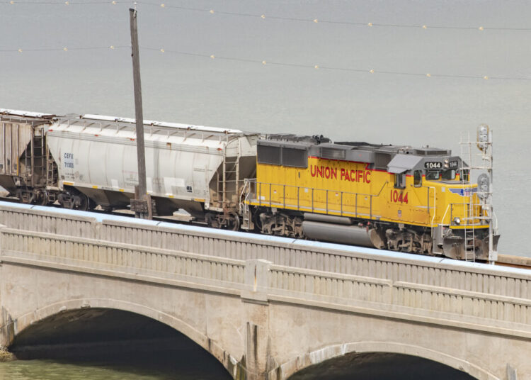 Union Pacific, SMART-TD agree to suspend train crew reconfiguration