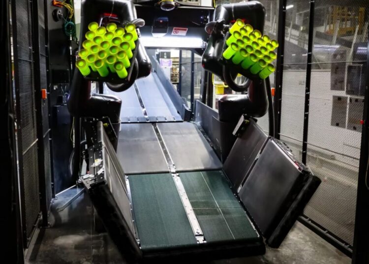 FedEx moves closer to deploying robots that can load trailers
